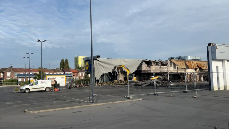Le déblaiement du Lidl de Wattrelos, touché par un incendie lors des émeutes, a commencé ce 6 octobre 2023. 