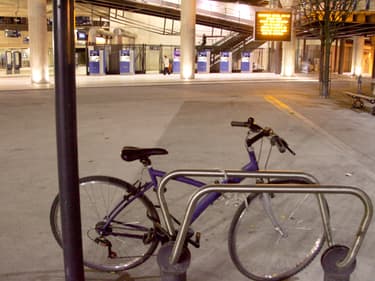 Le décret comprend aussi une longue liste de gares du réseau SNCF et du RER francilien, avec pour chacune d'elles le nombre minimal de places de stationnement sécurisé pour les vélos