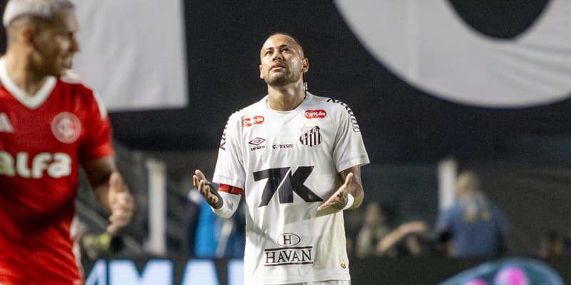 Neymar dépité avec Santos contre l'Internacional Porto Alegre en D1 brésilienne, le 23 juillet 2025