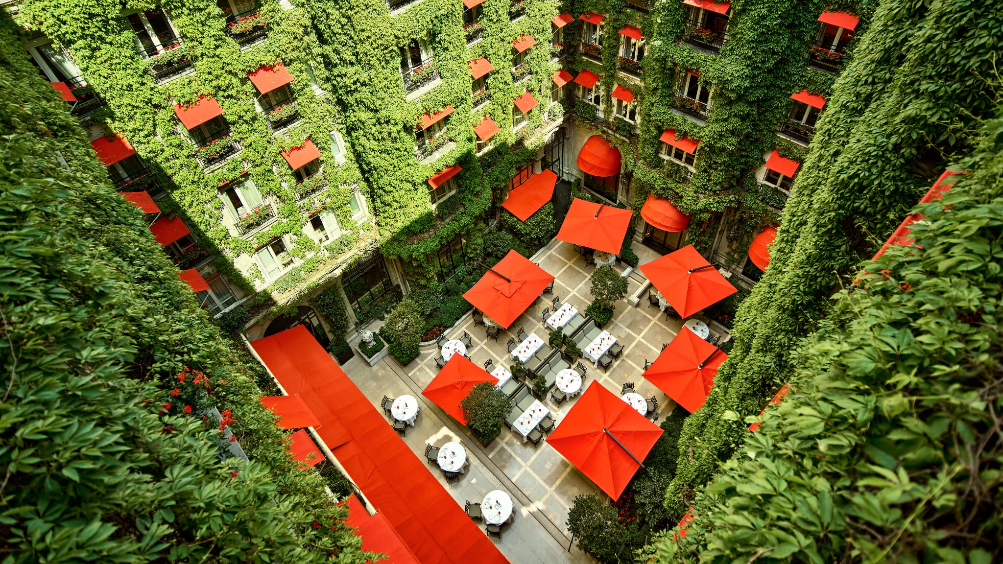 La terrasse de l'Hôtel Plaza Athénée à Paris.