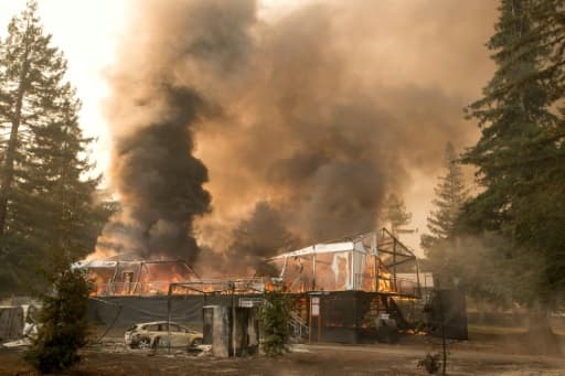 Un bâtiment brûle sur un parcours de golf à Napa, Californie, le 9 octobre 2017 Un bâtiment brûle sur un parcours de golf à Napa, Californie, le 9 octobre 2017