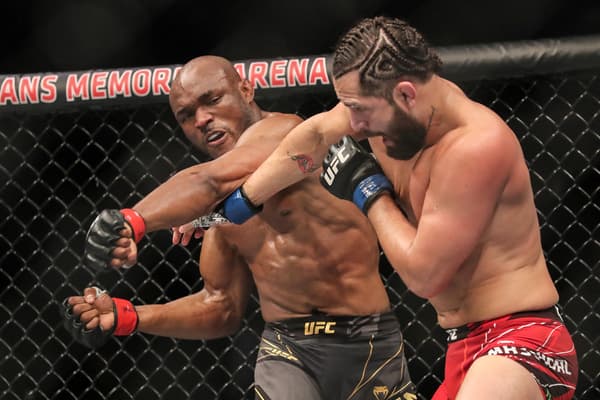 Kamaru Usman (de face) lors de sa victoire par KO sur Jorge Masvidal à l'UFC 261