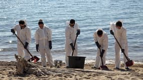 Des membres de la sécurité civile nettoie la plage de Solaro, le 14 juin 2021 (PHOTO D'ILLUSTRATION).