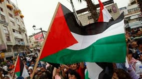 Palestiniens fêtant la réconciliation du Fatah et du Hamas en manifestant à Ramallah, en Cisjordanie. Les dirigeants du Fatah et du Hamas ont conclu mercredi au Caire un accord de réconciliation qui vise à mettre fin à quatre ans de rivalité parfois viole