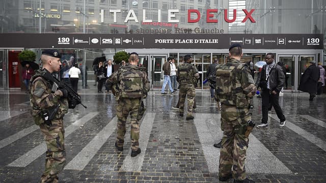 Des militaires patrouillent devant le centre commercial Italie 2, dans le 13e arrondissement de Paris (Photo d'illustration).