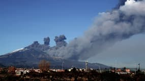 De la fumée s'élève au-dessus de la ville de Catane lors d'une éruption de l'Etna, le 24 décembre 2018.
