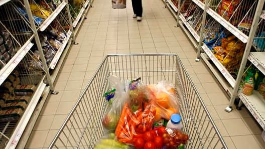 Les prix à la consommation en France ont progressé de 0,4% sur un mois en février, conséquence du renchérissement des prix de l'énergie, des services et des produits frais. /Photo d'archives/ REUTERS/Eric Gaillard
