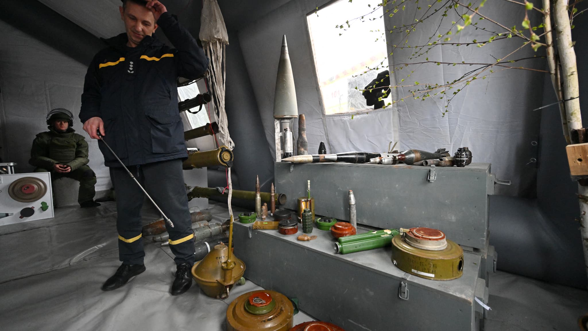 Un soldat ukrainien montrant des mines et des explosifs laissés par les troupes russes dans la zone de Tchernobyl, le 26 avril 2022
Un soldat ukrainien montrant des mines et des explosifs laissés par les troupes russes dans la zone de Tchernobyl, le 26 avril 2022