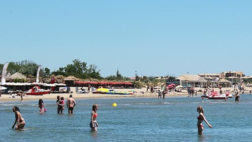 Sur la plage la plus proche du village naturiste, les touristes sont invités à quitter le maillot.