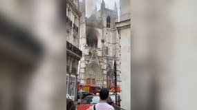 Le CODIS de Loire-Atlantique a confirmé ce samedi matin qu'un incendie est en cours dans l'enceinte de la cathédrale Saint-Pierre-eft-Saint-Paul de Nantes. Les pompiers tentent actuellement de maîtriser les flammes. L'origine du départ de feu reste inconnu.