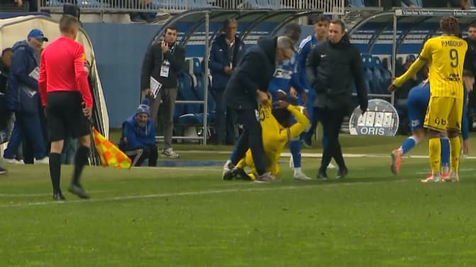 Benoît Tavenot, coach de Bastia, s'emporte contre un joueur de Pau lors de la 20e journée de Ligue 2, 24 janvier 2025 Benoît Tavenot, coach de Bastia, s'emporte contre un joueur de Pau lors de la 20e journée de Ligue 2, 24 janvier 2025