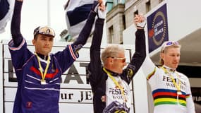 Pascal Hervé entre Richard Virenque et Laurent Brochard, le 12 juillet 1998