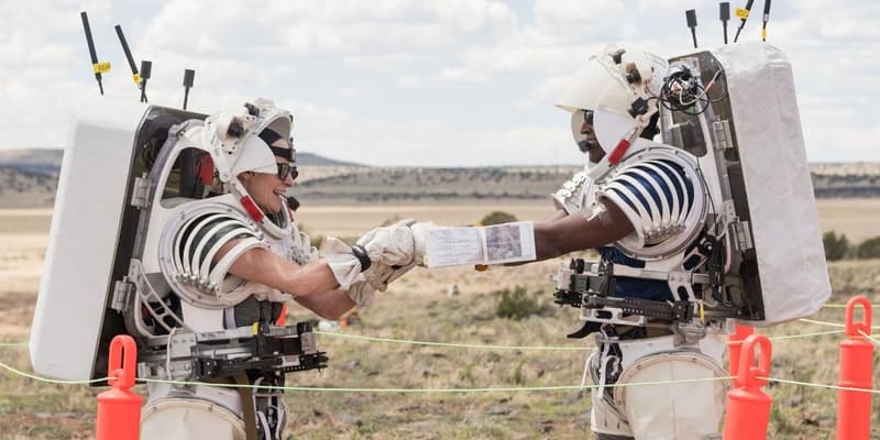 Photo des astronautes de la NASA, Kate Rubins et Andre Douglas, lors d'un test dans le désert de San Francisco en Arizona dans le cadre de la mission Artémis III, publiée sur X (ex-Twitter) le 16 mai 2024. 