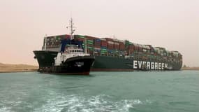 Le porte-conteneurs Ever Given, échoué dans le canal de Suez le 24 mars 2021 en Egypte