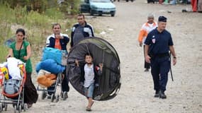 Des Roms lors de l'évacuation d'un camp en France.