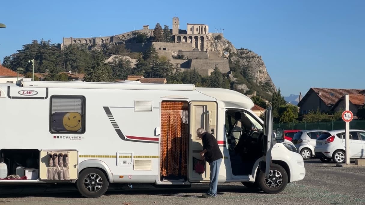 "C'EST LA LIBERTÉ": À SISTERON, L’AFFLUX DES CAMPING-CARS BOUSCULE LA SAISON
