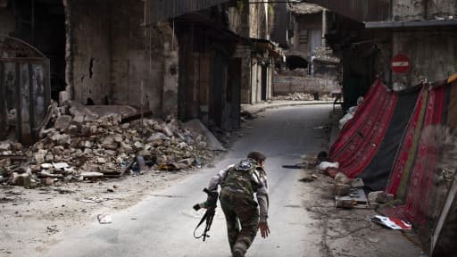 Un rebelle syrien dans les rues d'Alep, au nord de la Syrie.