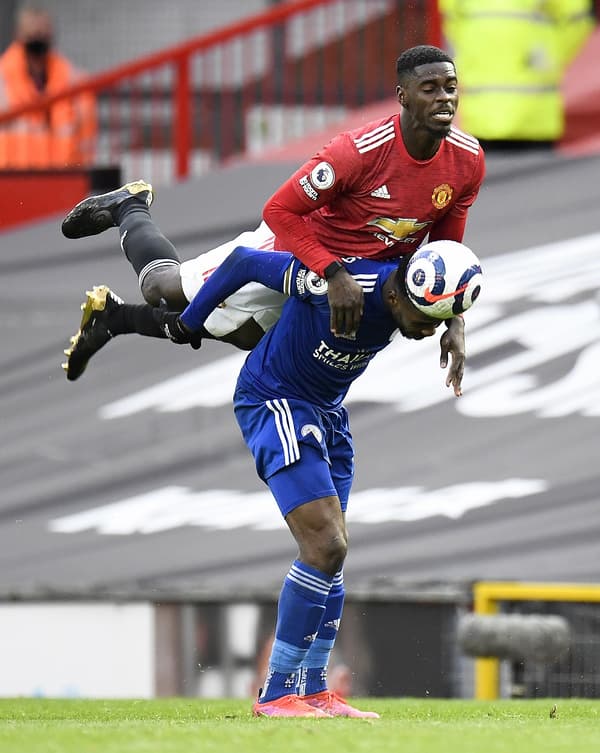 Axel Tuanzebe, avec une montre au poignet, contre Leicester