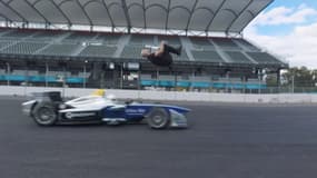 Voir un cascadeur effectuer un salto au dessus d'une monoplace lancée, c'est une chose. L'observer de l'intérieur, à 360° comme vous y étiez, c'est encore mieux.