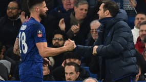 Giroud serre la main de Frank Lampard