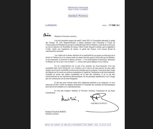 Bras d'honneur de DupondMoretti la présidente de l'Assemblée demande