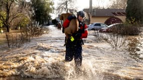 Les tempêtes violentes en Californie ont provoqué des inondations soudaines, fermé des routes principales, renversé des arbres et emporté des conducteurs et des passagers.