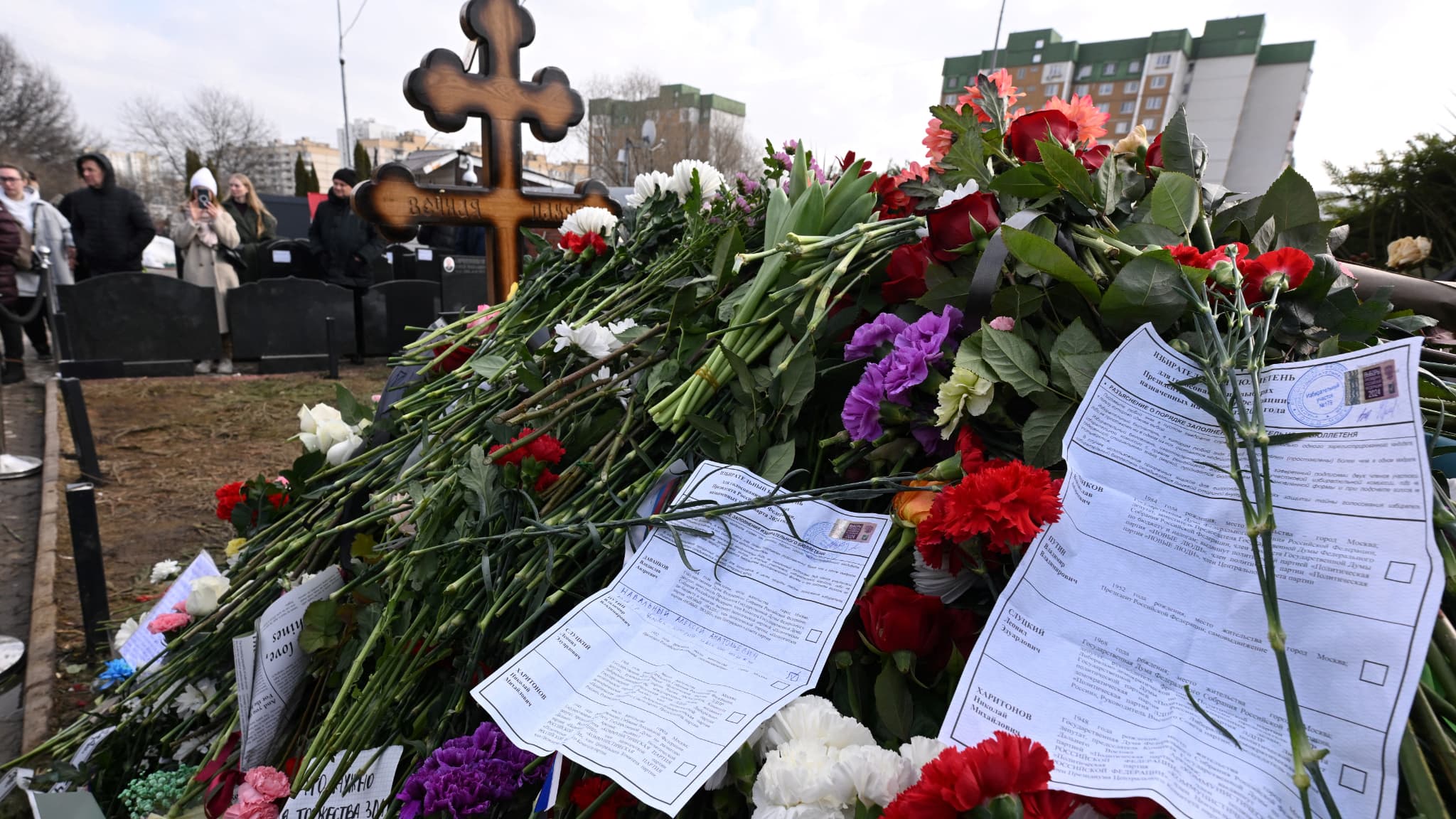 Des bulletins de vote sont déposés sur la tombe de l'opposant russe Alexei Navalny au cimetière de Borisovo à Moscou, le 17 mars 2024, dernier jour du scrutin de l'élection présidentielle russe.