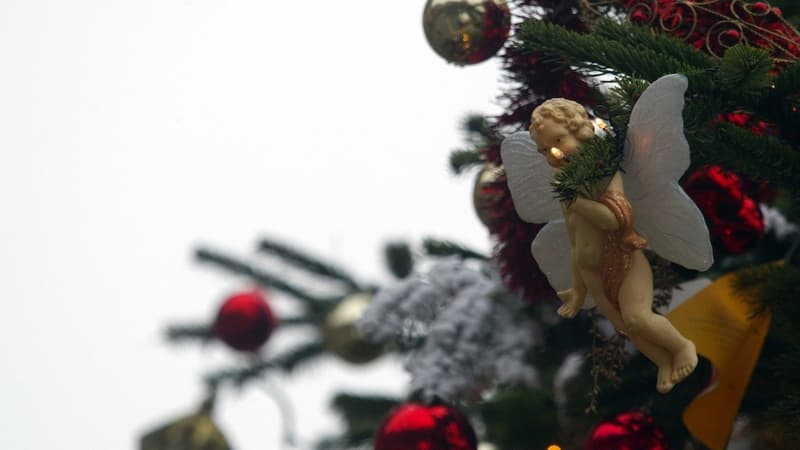 Des décorations dans un sapin de Noël (photo d'illustration) 