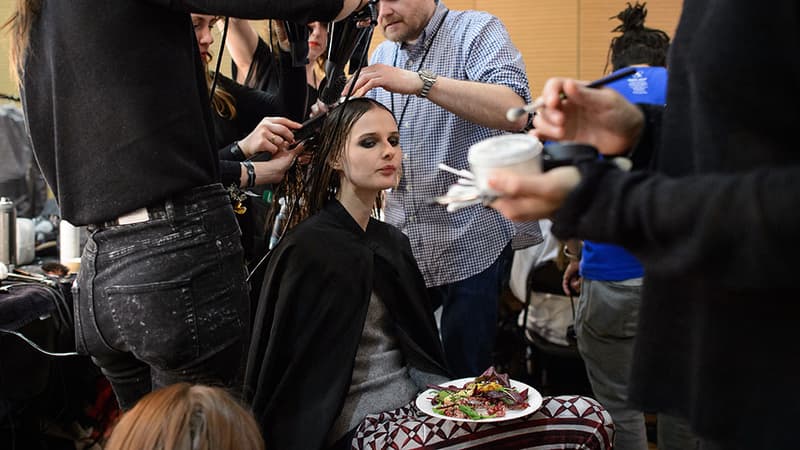 Mannequin backstage du défilé Paul Smith, Fawhion Week de Londres.