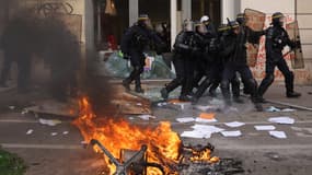Des CRS dans la manifestation parisienne contre la réforme des retraites le 6 avril 2023