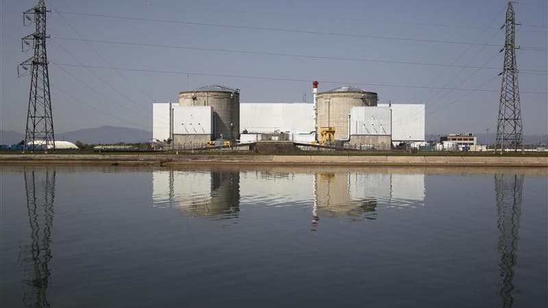 Le réacteur n°2 de la centrale nucléaire de Fessenheim (Bas-Rhin), arrêté automatiquement mardi après l'échec d'un exercice de sécurité, est à nouveau en fonctionnement, selon un porte-parole d'EDF. /Photo d'archives/REUTERS/Vincent Kessler