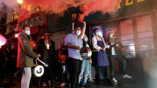 Des restaurateurs et propriétaires de bars protestent le 29 octobre à Paris contre les nouvelles restrictions qui leur sont imposées.