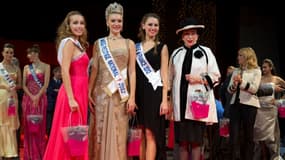 Les nouvelles Miss en compagnie de la célèbre Geneviève, mardi soir.