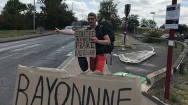 L'un des vainqueurs du championnat d'Europe d'auto-stop en plein effort de "levé de pouce".
