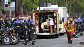 Les secours portent assistance aux premières victimes de l'explosion d'un immeuble à Paris, dans le 5e arrondissement. 