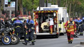 Les secours portent assistance aux premières victimes de l'explosion d'un immeuble à Paris, dans le 5e arrondissement. 