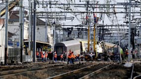 L'opération de levage des voitures à la gare de Brétigny-sur-Orge, le 13 juillet 2013.