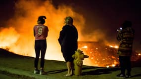 Des habitants regardent l'incendie ravageant le quartier de Shadow Hills, à Los Angeles, le 5 décembre 2017. 
