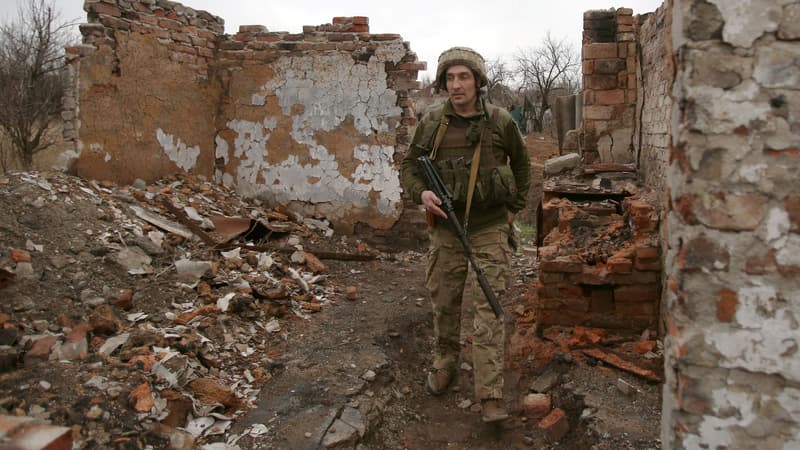 Un soldat ukrainien dans la ville de Mariinka, le 12 avril 2021