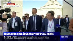 Des élus locaux entourent Édouard Philippe au Havre avant le lancement de son parti politique 