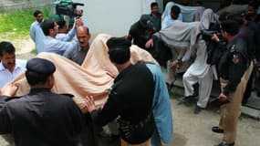 Le 5 mai 2016, à Abbottabad, la police pakistanaise escorte des individus suspectés d'avoir tué et brûlé une femme ayant aidé son amie à s'enfuir avec son amant, pour se marier. (Photo d'illustration)