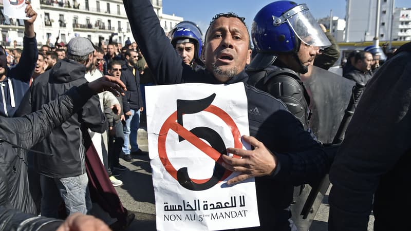Un manifestant brandit une pancarte avec un "5" barré et une inscription "Non au 5e mandat" d'Abdelaziz Bouteflika, le 22 février 2019 à Alger.