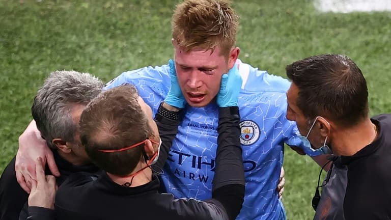 Le milieu de terrain belge de Manchester City, Kevin De Bruyne, est examiné après s'être blessé, lors de la finale de la Ligue des Champions contre Chelsea, le 29 mai 2021 à Porto