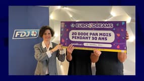 Les deux premières gagnantes du jeu EuroDreams, anonymes, en compagnie d'Isabelle Cesari, Responsable Accompagnement et Expérience Gagnants de FDJ