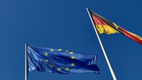 Les drapeaux européen et allemand devant la Chancellerie, à Berlin, le 24 juin 2016 (photo d'illustration).