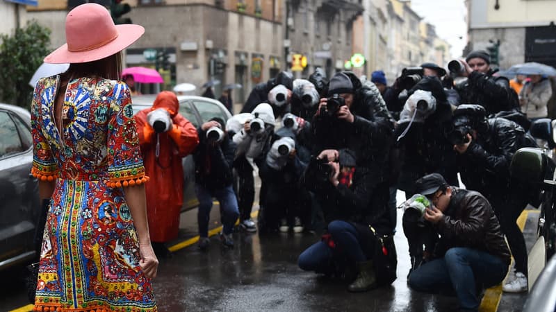 Anna Dello Russo fasse à une horde de photographes avant un défilé de la Fashion Week