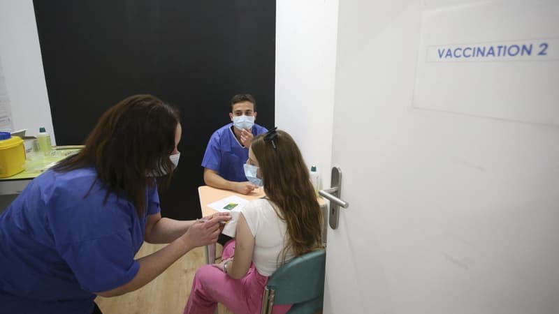 Une adolescente en train de se faire vacciner à Ajaccio en mai dernier (Photo d'illustration).