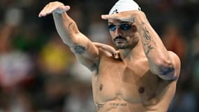 Le Français Florent Manaudou participe à l'échauffement avant une épreuve de natation lors des Jeux olympiques de Paris 2024 à la Paris La Defense Arena à Nanterre, à l'ouest de Paris, le 29 juillet 2024