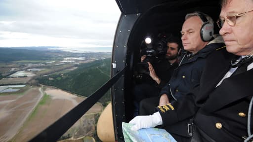 Jean-Marc Ayrault a survolé ce lundi matin les zones sinistrées en hélicoptère.