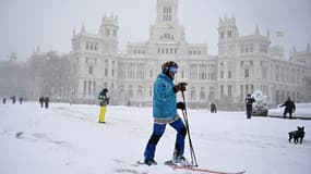 Un madrilène chaussant ses skis après de rarissimes chutes de neige, le 9 janvier 2021